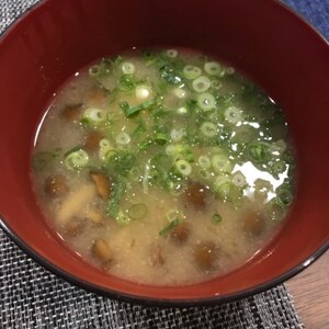 なめこと豆腐の味噌汁